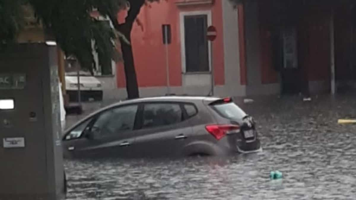 Bomba d’acqua su Castro, caduti 100 millimetri di pioggia in pochi minuti, strade come fiumi in piena