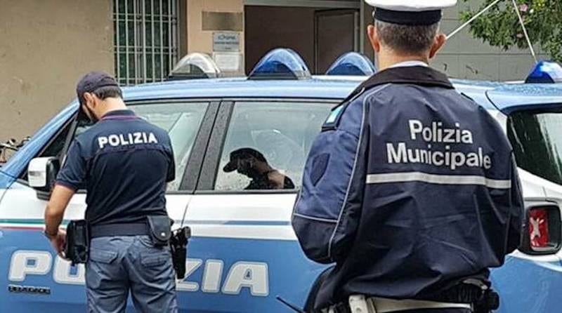 Corso Cavour a Bari, quattro ragazzi minacciato con un coltello, derubati di soldi e cellulare, uno colpito al volto da un pugno