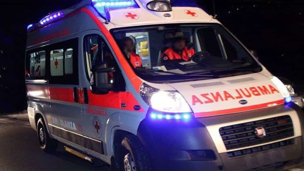 Puglia, sorpasso azzardato, impatto tra due auto, il bilancio è terribile: un morto e tre feriti