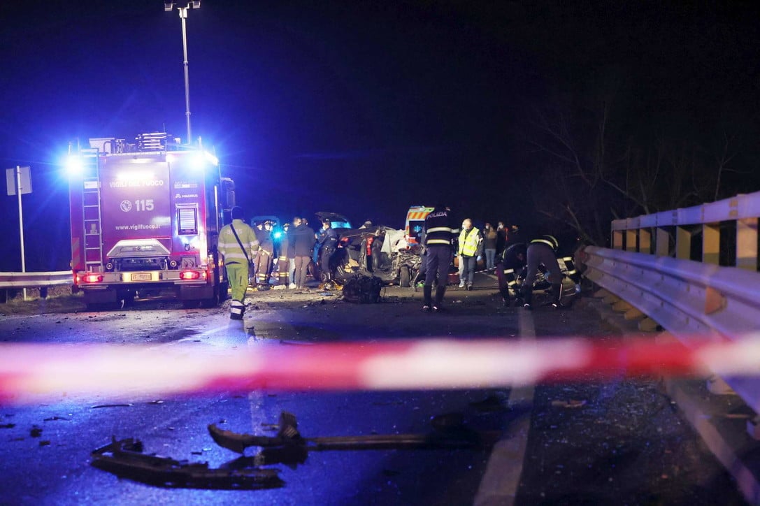 Brescia, scontro frontale tra auto e pullman, muoiono cinque ragazzi, una aveva solo 17 anni