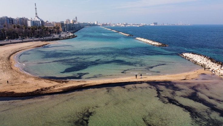 Bari e lo straordinario fenomeno della bassa marea, affluenza record a Pane e Pomodoro per “camminare sulle acque”