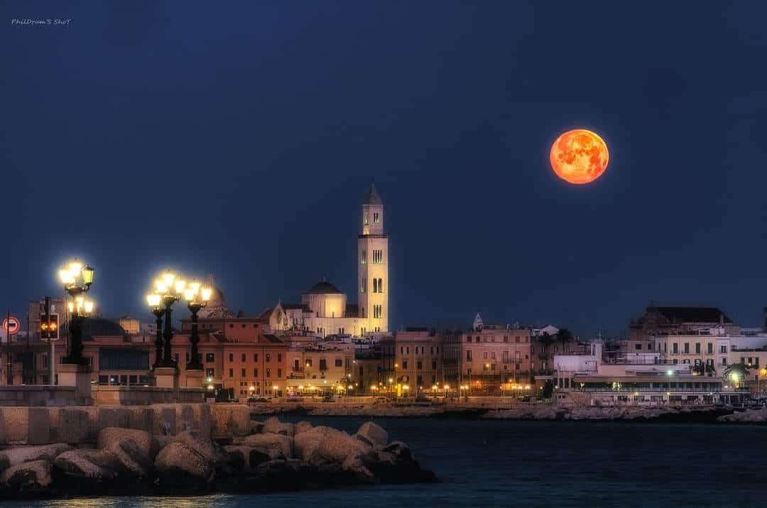 Bari, lo spettacolo della prima luna piena dell’anno 2022 chiamata anche luna lupo