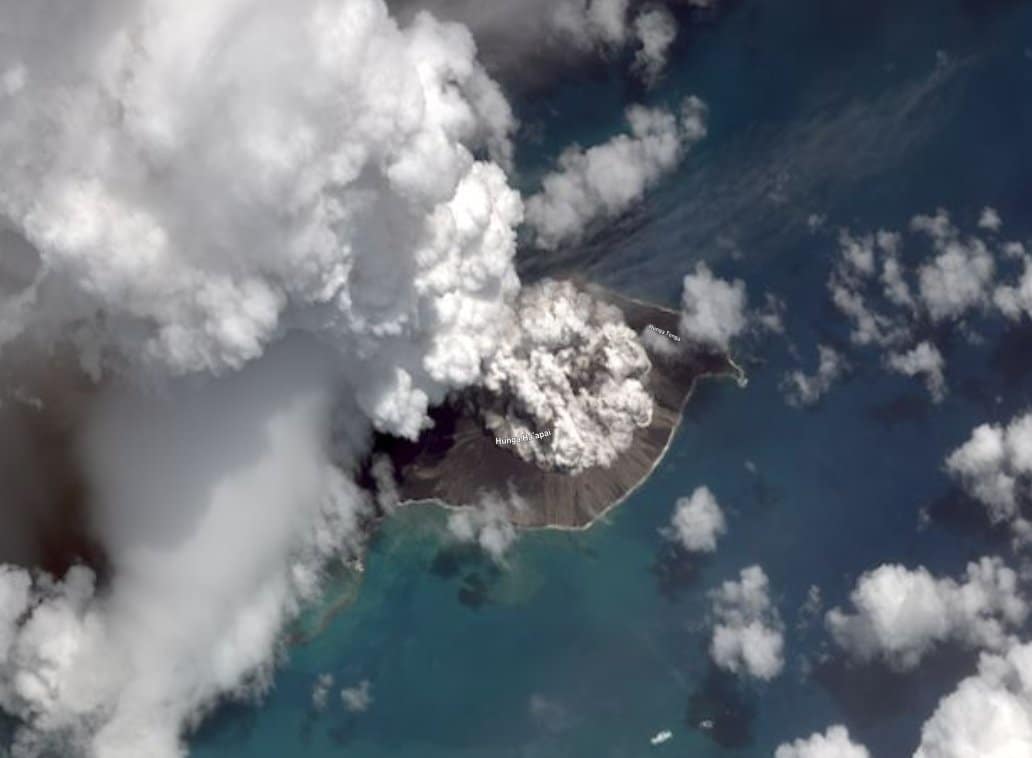 Potente eruzione di un gigantesco vulcano sottomarino, allarme tsunami nelle isole Fiji e in Nuova Zelanda