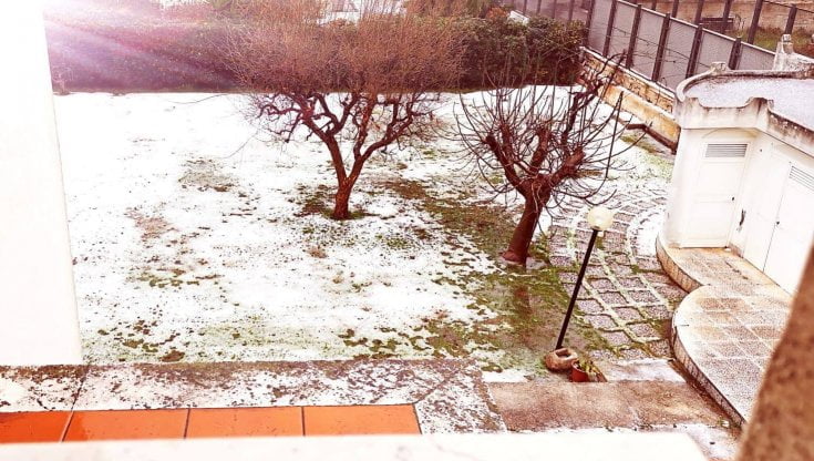 Bari, la neve a marzo, imbiancati interi quartieri, prudenza sulla statale 16 e statale 100, oggi rischio nuove nevicate