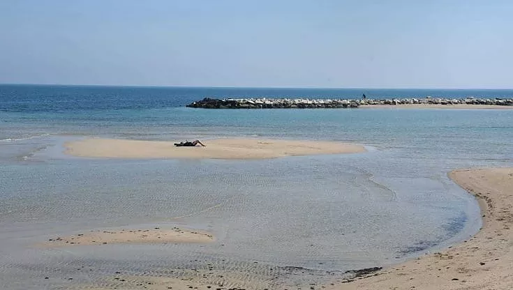 A Bari il mare non smette di stupire, a Pane e Pomodoro spuntato dal nulla isolotto