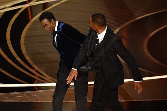 Notte degli Oscar 2022, Will Smith choc pugno in faccia a Chirs Rock, “Non nominare mia moglie!”