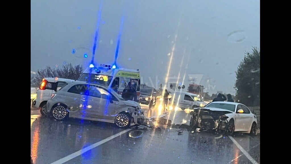 Provincia di Bari, incidente su una statale, coinvolte tre auto, il bilancio è pesantissimo, morto un uomo, sei feriti, tra i quali un bimbo di 7 anni gravissimo