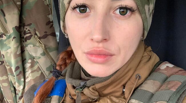 Mariupol è morta in battaglia Olena Kushnir una delle più note donne combattenti in Ucraina, qualche giorno fa aveva messo in salvo il figlio piccolo