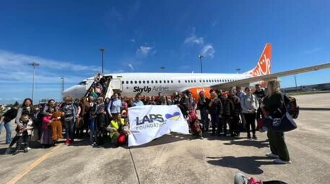 Lapo Elkann affitta un Boeing e porta 150 profughi ucraini in salvo in Portogallo