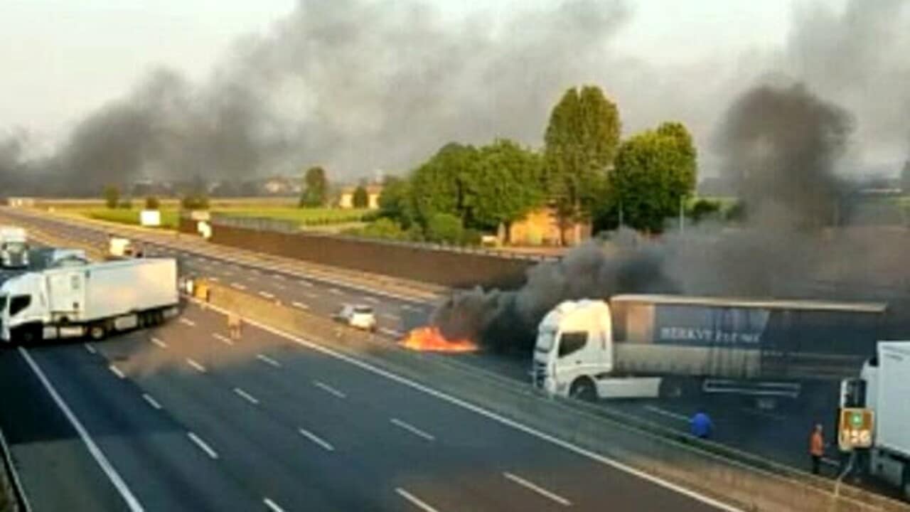 Scene da film sull’Autostrada A14, all’altezza di Molfetta assaltato porta valori, mezzi in fiamme