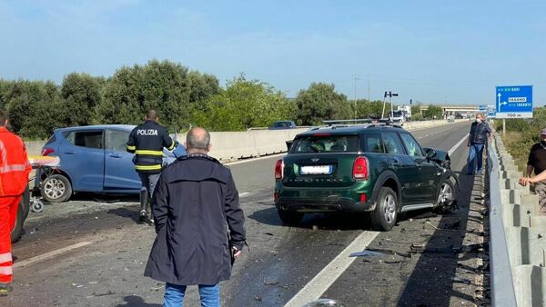 Attimi di panico sulla statale 16, auto imbocca strada contromano e si scontra con un’altra auto, anziano ferito