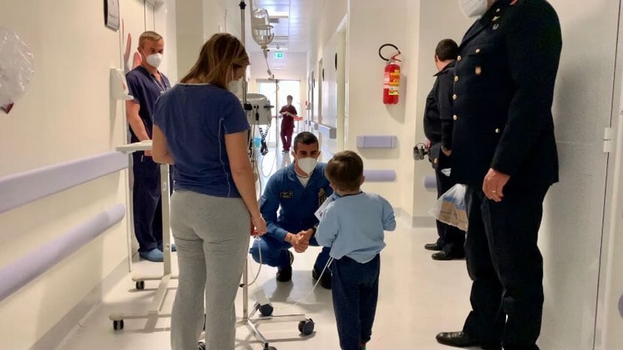 Bari, i piloti delle frecce tricolori in visita ai piccoli pazienti del reparto di Oncoematologia del Policlinico