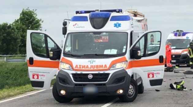 Bari, lungomare scontro tra auto e moto,  centauro gravemente ferito, trasportato in codice rosso