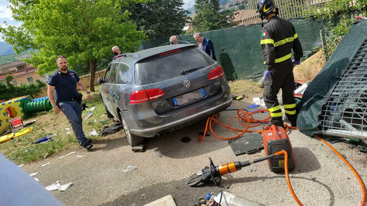 Auto piomba nel cortile di un asilo comunale, muore bimbo di appena 4 anni