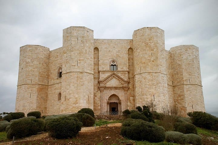 Castel del Monte, bimbo barese grave, cade da un muretto, rincorso da un cane randagio