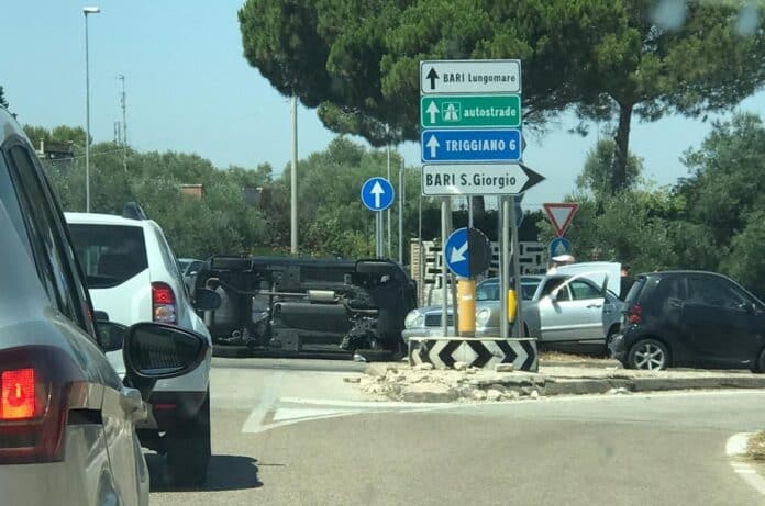 Bari lungomare San Giorgio, auto si scontra contro moto, centauro ricoverato, è grave