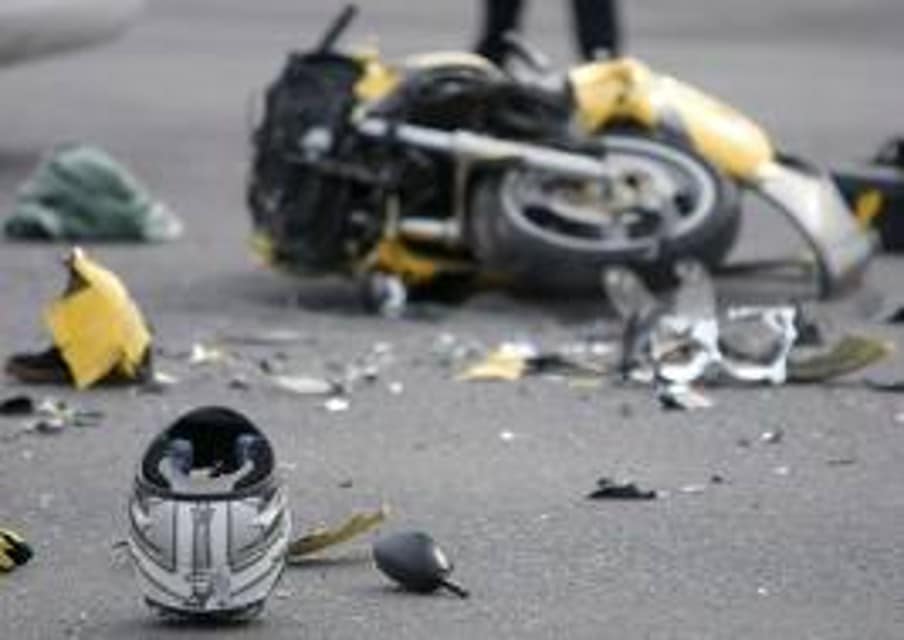 Puglia, tragedia sulla litoranea, scooter fuori strada, muore un 36 enne, grave una ragazza