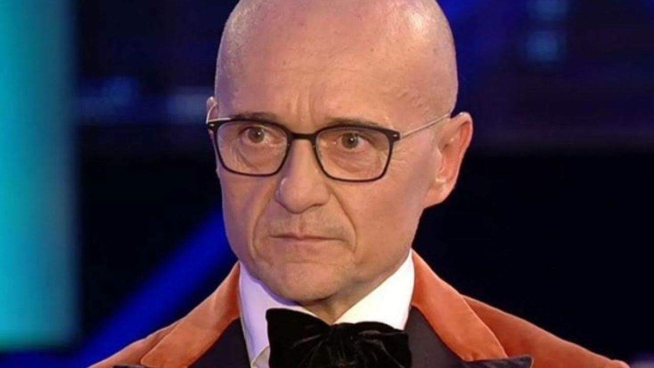 Alfonso Signorini nella bufera, dopo aver detto in diretta a Daniele Del Moro: “Sei un depresso epocale” tutti gli si rivoltano contro: “Cambia mestiere”