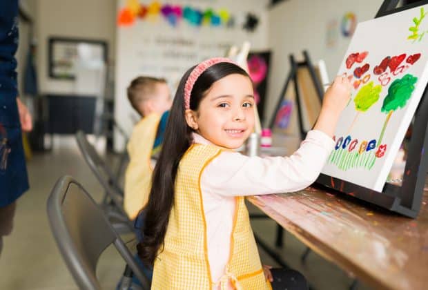 A Scuola materna i grembiuli saranno gialli per rispettare la parità di genere, infuria la polemica