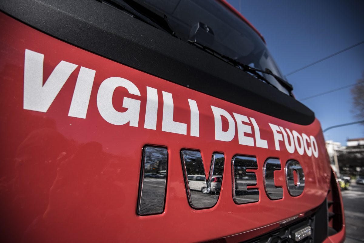 Incidente a Leeds: giovane madre arrestata per incendio doloso con i figli in auto