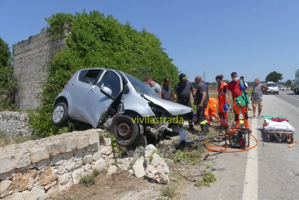 Bari, incidente mortale dal ritorno dal mare, muoiono due coniugi, gravissima la nipotina di 7 anni