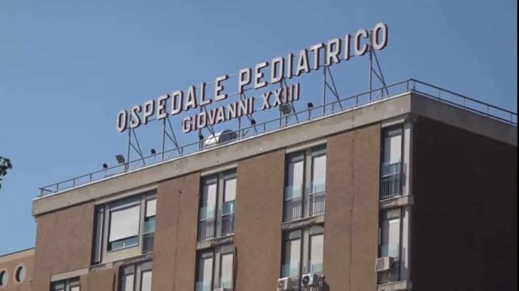 Bimbo di tre anni operato d’urgenza all’ospedale pediatrico di Bari, aveva ingoiato una pila