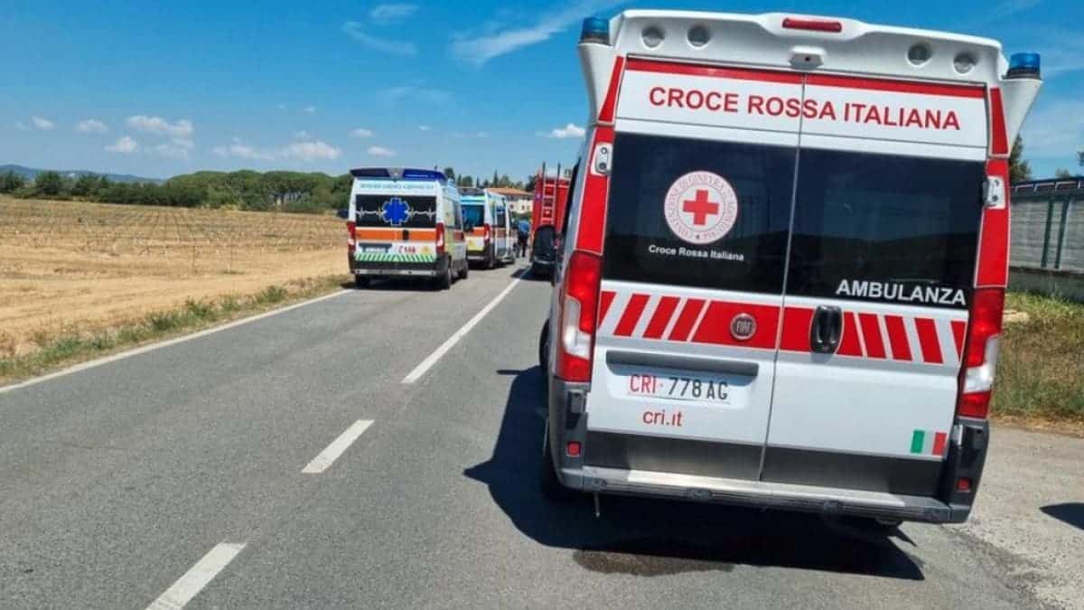 Autista di un furgone perde il controllo e travolge un gruppo di ciclisti, 4 morti