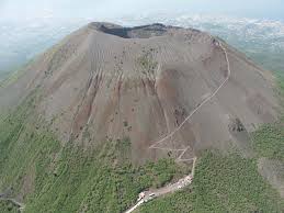 Turista fa un percorso vietato e cade nel cratere del Vesuvio