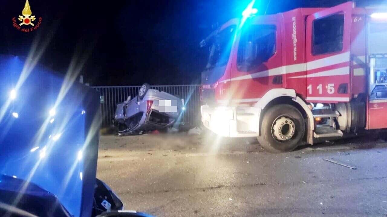 Puglia, terribile incidente nella notte, scontro frontale tra auto e moto, muore centauro 59enne, lascia moglie e tre figli
