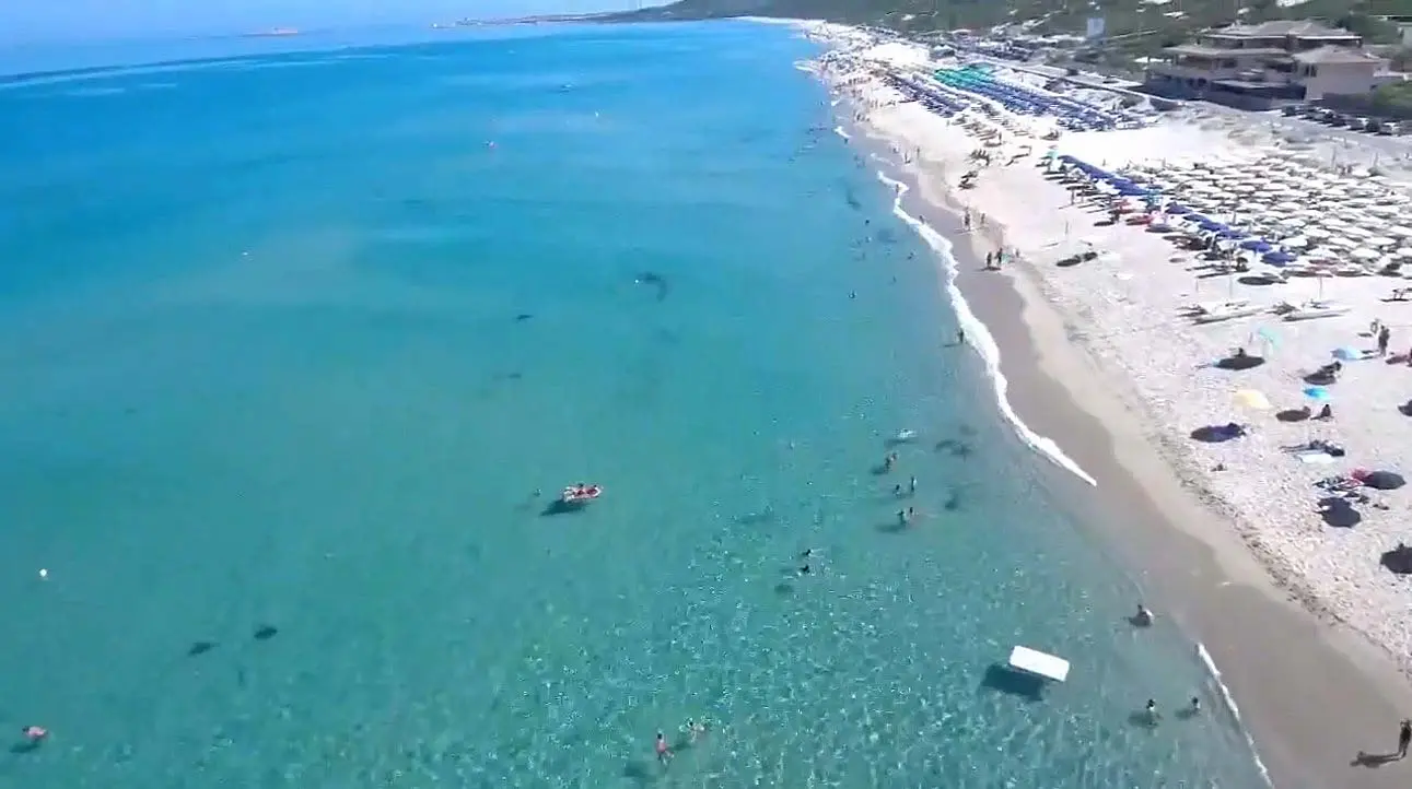 Decide di trascorre una giornata a mare con un’amica ma viene travolta e uccisa da un’auto impazzita nel parcheggio della spiaggia