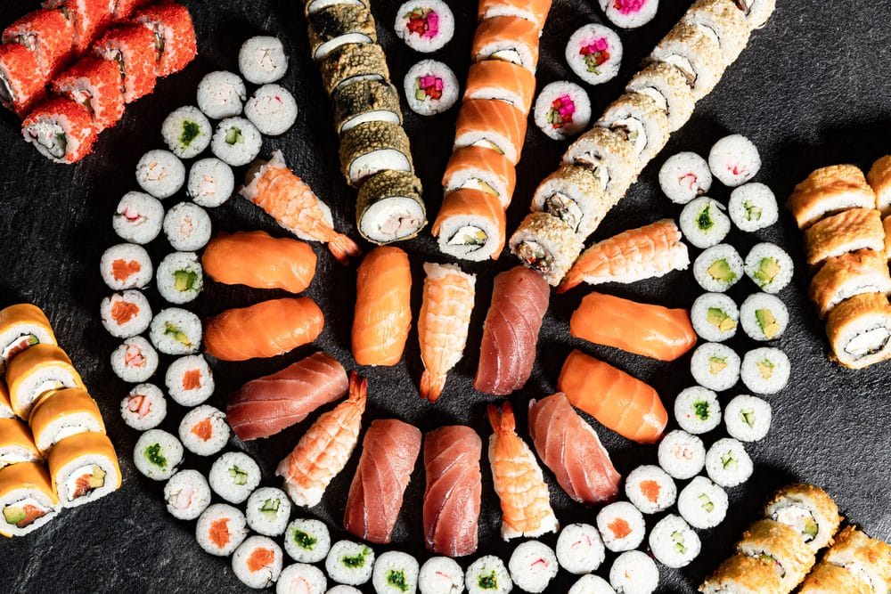 Mangia il sushi, rischia di soffocare, la badante della sua vicina lo salva