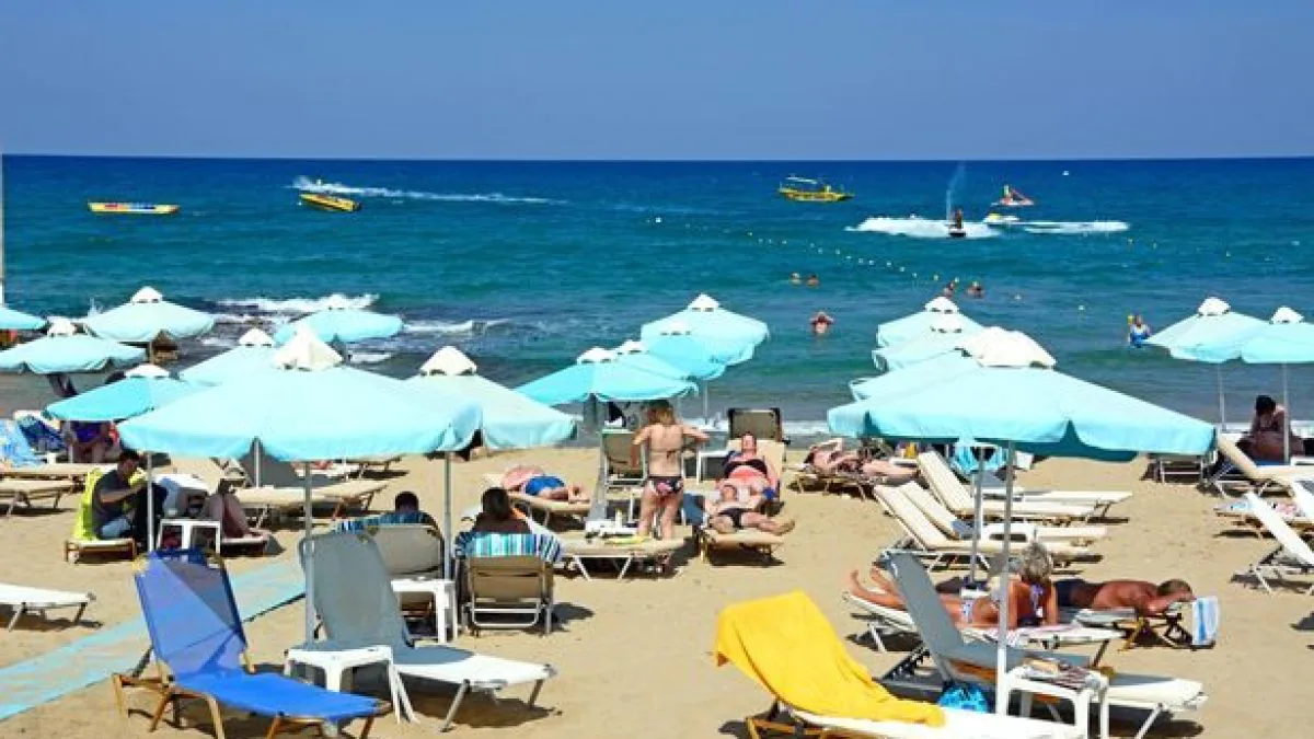 Resta sul lettino in spiaggia per ore, era morto e nessuno se ne era accorto