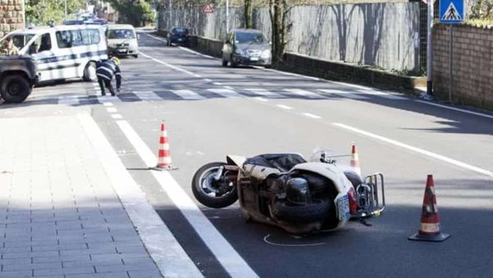 Due ragazzi rubano uno scooter e si schiantano contro una Fiat Fiorino, sono gravissimi