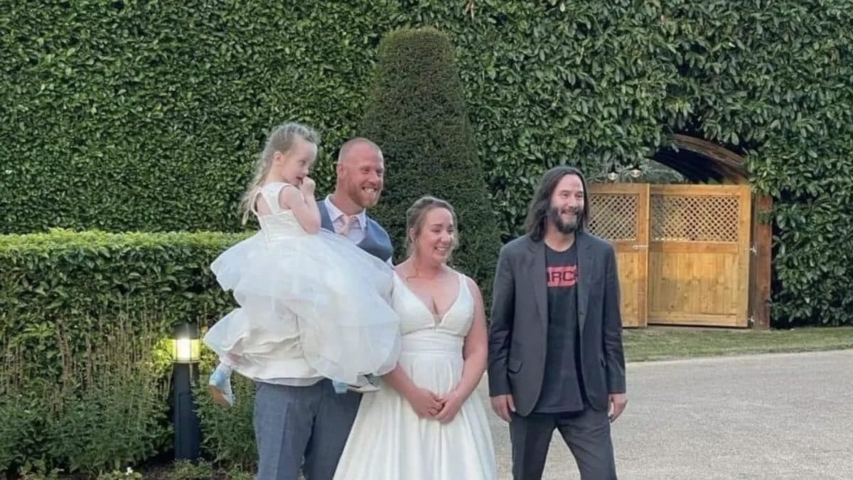 Si sposano, sono fan di Keanu Reeves e lo invitano al matrimonio, lui si presenta a sorpresa e lascia tutti a bocca aperta