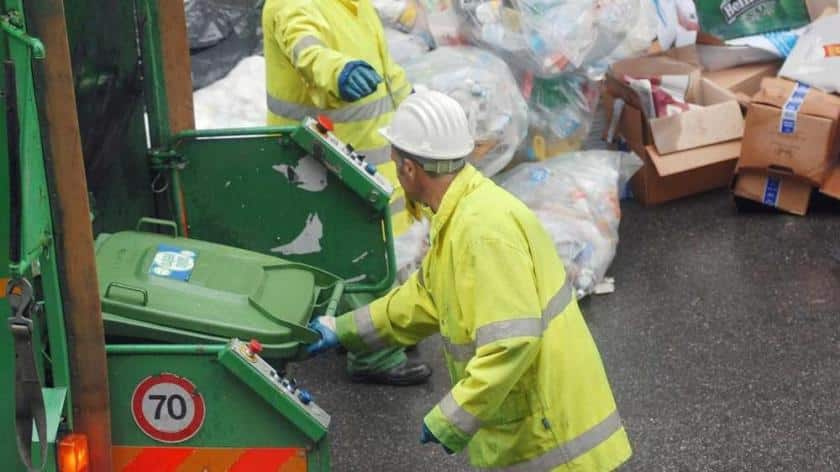 Napoli, concorso per 500 posti da operatore ecologico, alle prove scritte si presentano in 26 mila, oltre mille laureati