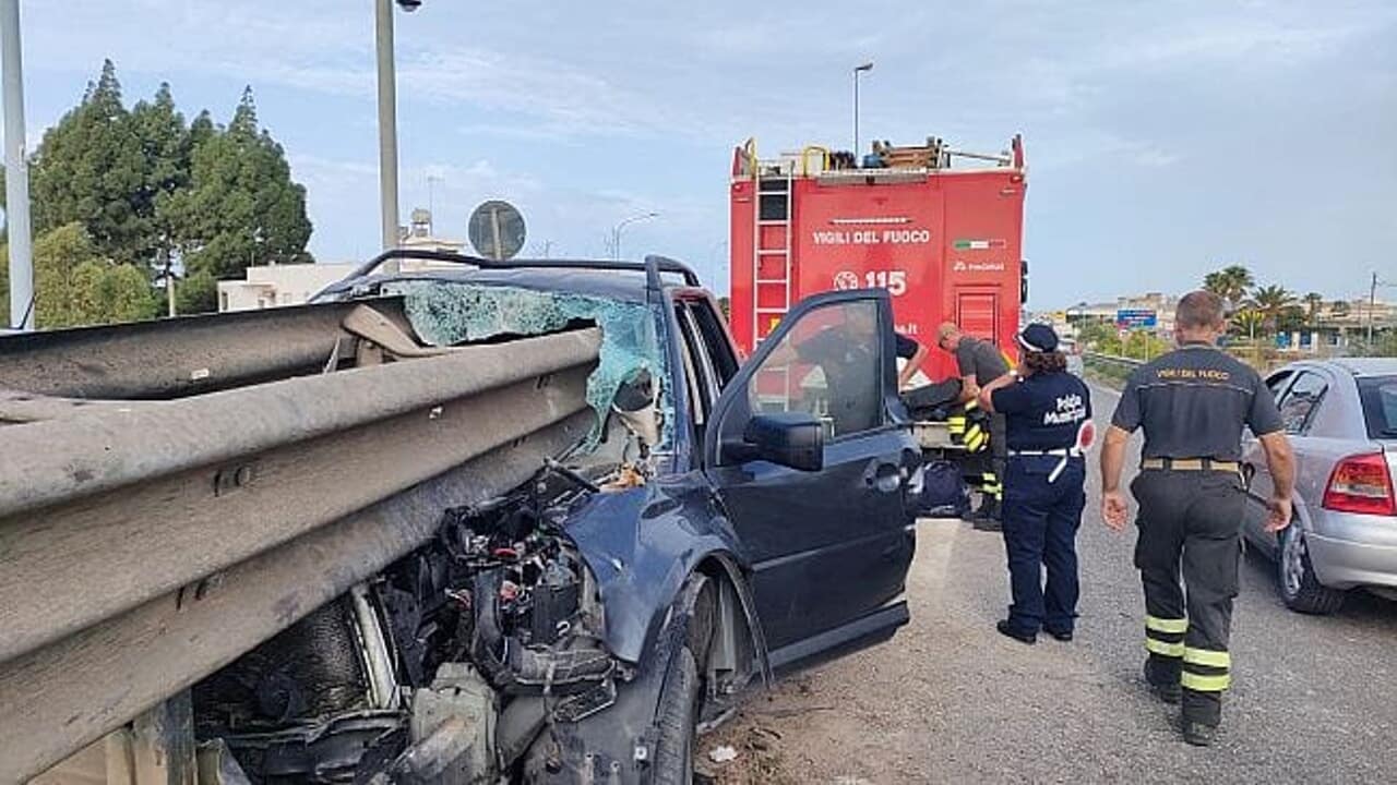 21enne perde il controllo del Suv in autostrada e  l’auto viene infilzata dal guardrail di ferro