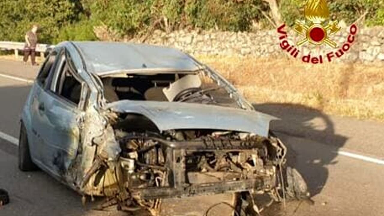 Italia, sorpasso azzardato, auto in sorpasso si scontra frontalmente con un furgone, muore il conducente, aveva solo 22 anni