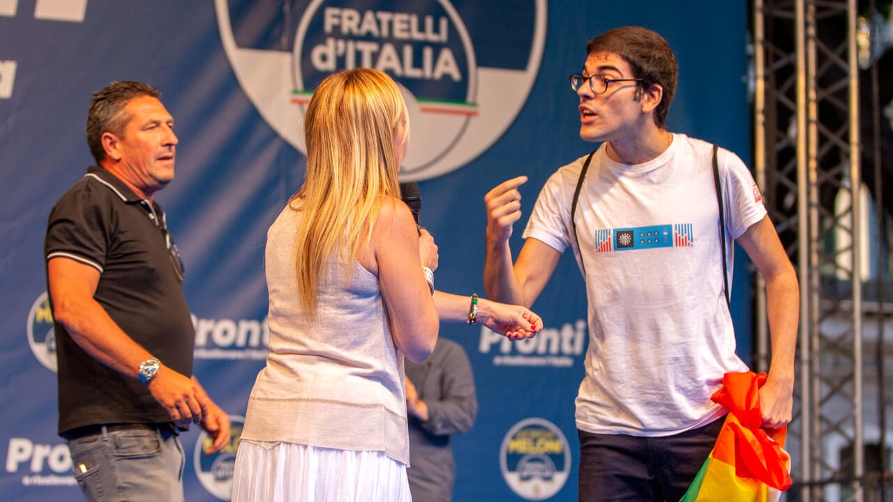 Cagliari, fuoriprogramma al comizio di Giorgia Meloni, ragazzo fa irruzione sul palco con una bandiera arcobaleno, la pronta risposta della leader di FDI