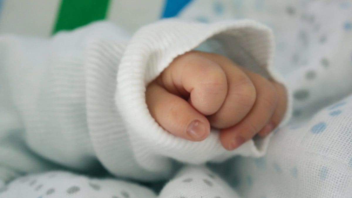 Un neonato di tre mesi ricoverato per meningite a Napoli è risultato positivo alla cocaina. La Procura di Salerno indaga sulle circostanze e l'origine della sostanza nel corpo del bambino.