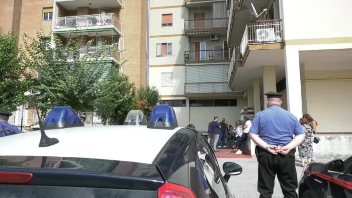 Ragazzo giù dalla finestra al quarto piano, non ha retto alle continue minacce e insulti dei bulli, si chiamava Alessandro e aveva solo 13 anni