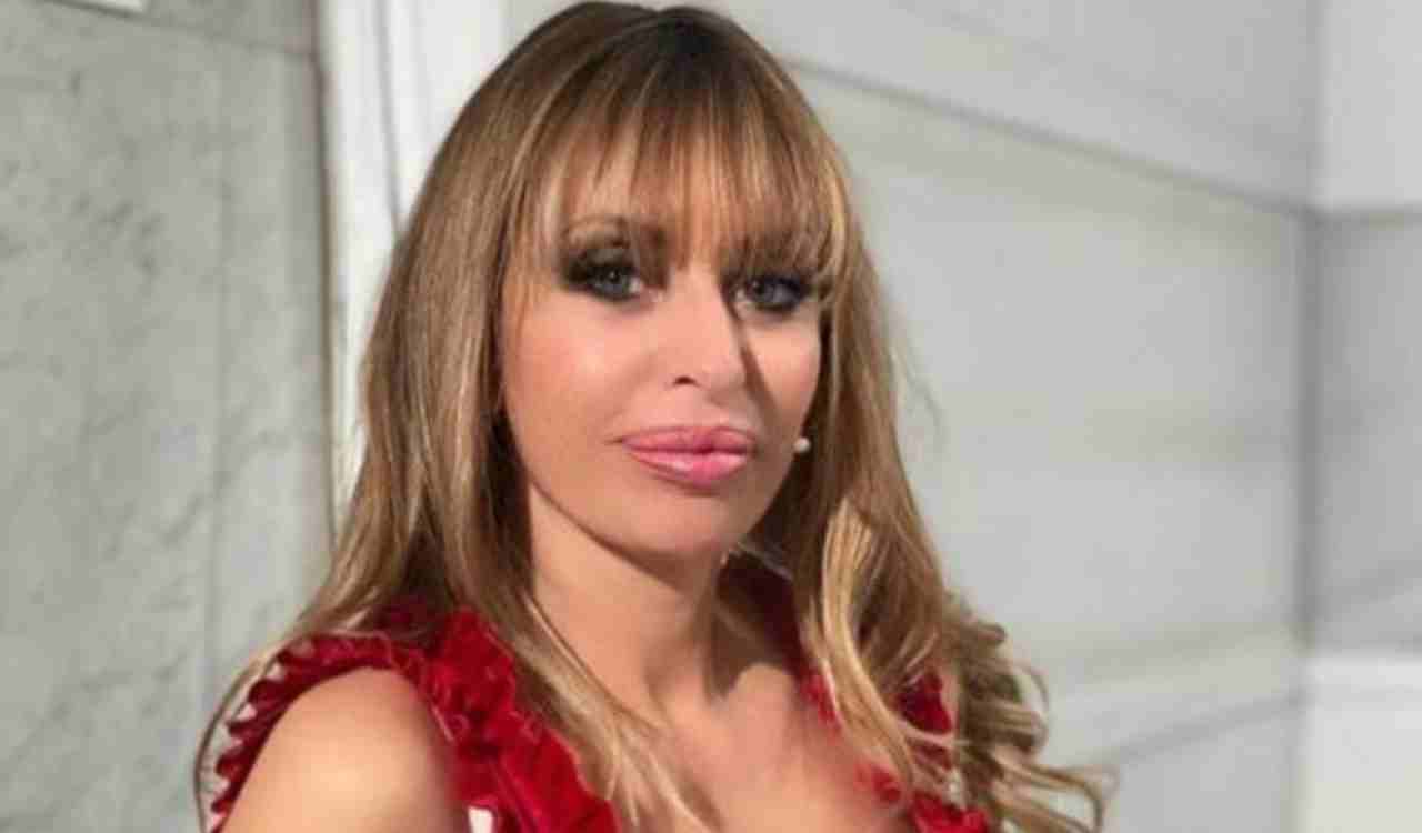 Alessandra Mussolini al veleno sul compagno di Selvaggia Lucarelli e la Venier la gela: “Smettila”