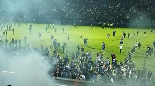 Partita di calcio, al termine scendono in campo i tifosi inferociti e si scatena il caos, scene sconvolgenti, 182 morti