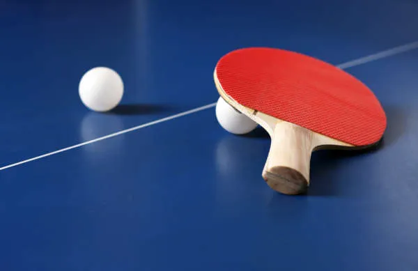 Partita di Ping Pong finisce in tragedia, giocatore si sente male, si siede in panchina e poi inclina la testa e muore