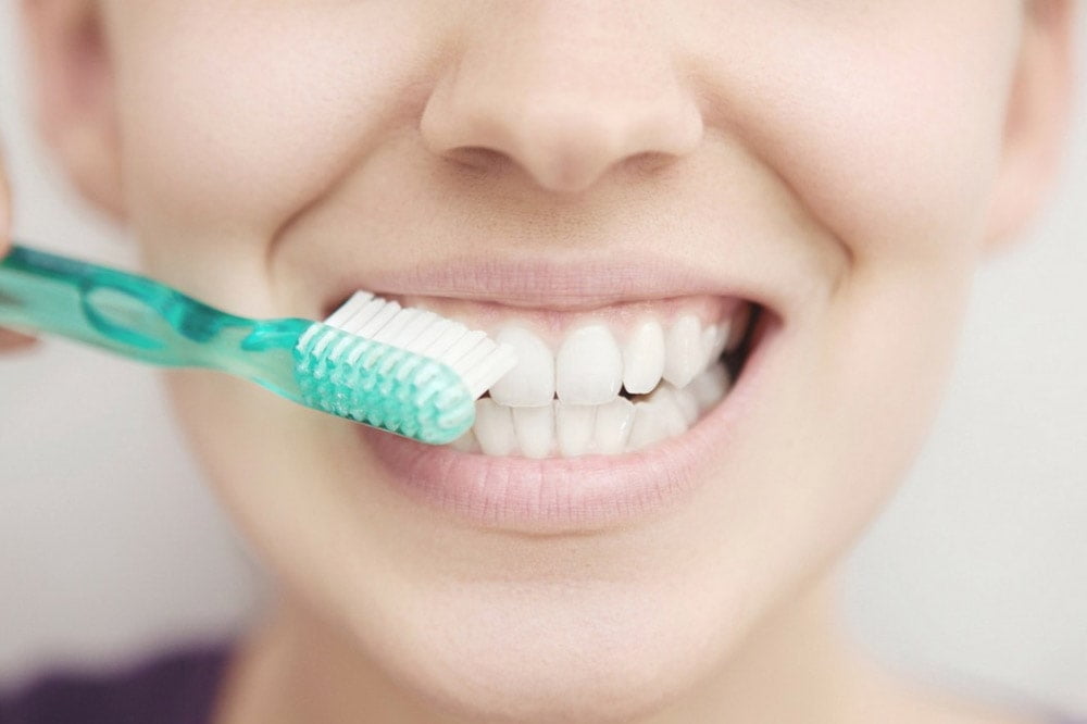 Il dibattito sulla sequenza corretta: lavare i denti prima o dopo la colazione?