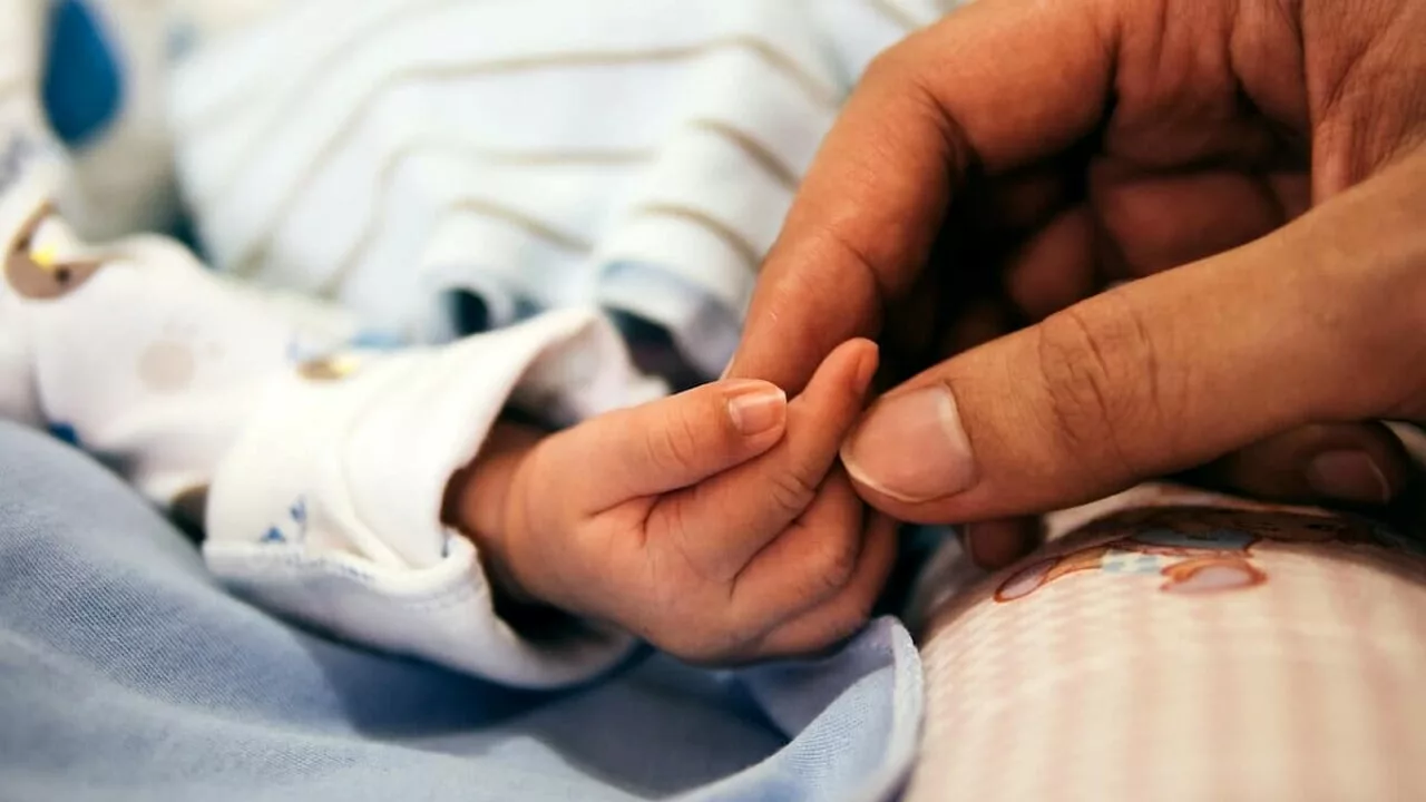 Neonato con febbre alta e difficoltà respiratorie viene ricoverato la notte di Natale, dopo poche ore muore, il padre “Il nostro Davide è già in cielo”