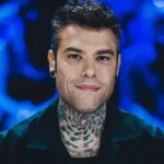 Fedez risponde con fermezza agli hater sui social media che hanno minacciato suo figlio Leone, promettendo azioni legali e la pubblicazione dei nomi degli autori.