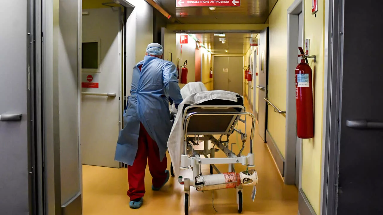 Un delicato intervento chirurgico a Matera ha portato alla rimozione di una massa tumorale di 18 kg, migliorando la vita di una paziente di 59 anni.