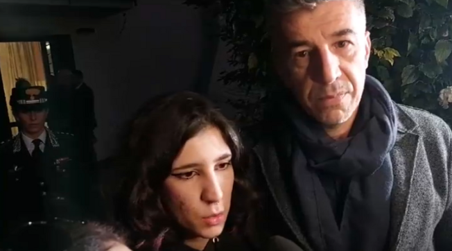 Elena Cecchettin critica la percezione dei femminicidi come atti isolati, sottolineando la responsabilità della società patriarcale.