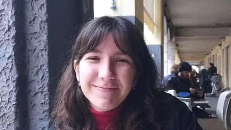 Un video chiave mostra l'aggressione di Filippo Turetta all'ex fidanzata Giulia Cecchettin. La Procura di Venezia intensifica le indagini con perquisizioni e ricerche approfondite, mentre la famiglia Cecchettin mantiene la speranza.