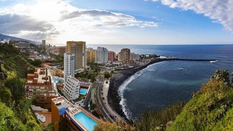 Rosy Tegiacchi, una turista italiana di 65 anni, è tragicamente deceduta a Tenerife, travolta da un'onda anomala mentre passeggiava in spiaggia con il suo compagno.